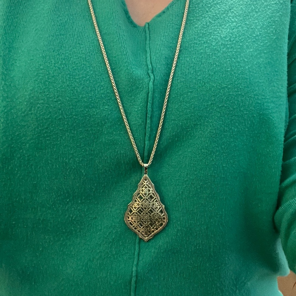 Kendra Scott pendant necklace